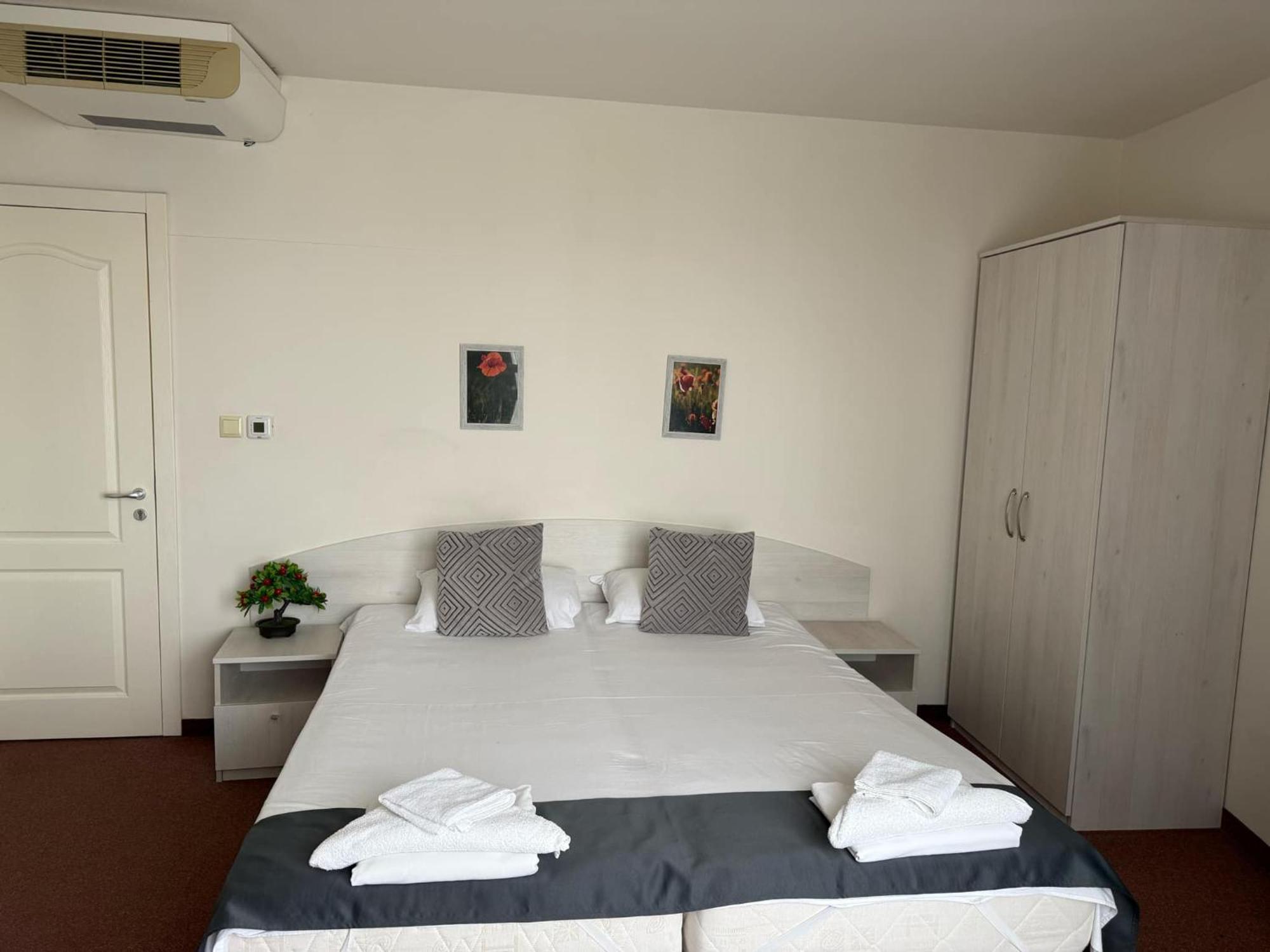 Complex Pika Hotell Golden Sands Exteriör bild
